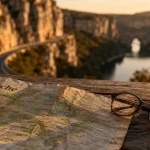 Ardèche France : carte route et gorges, Pont d’Arc au fond
