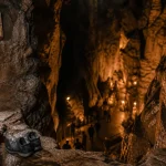 Aven d Orgnac, entrée souterraine en Ardèche, visiteurs et rambarde