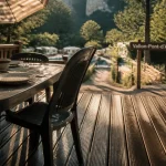 Camping ardèche mobil home : terrasse bois et chemin vers la rivière