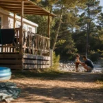 Camping familial ardeche près de la rivière avec enfant en gilet et pataugeoire