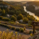 Camping naturiste la sablière : terrasses et rivière de la Cèze