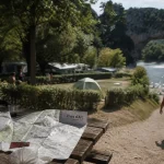 Camping rive d'arc vers la rivière Ardèche, Pont d’Arc au loin