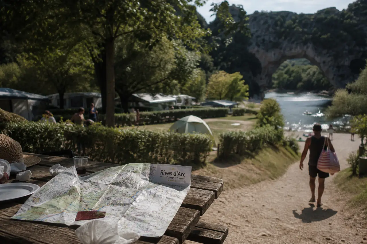 Camping rive d'arc vers la rivière Ardèche, Pont d’Arc au loin