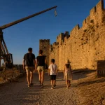 Château des Roure, trébuchet extérieur au golden hour