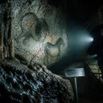 Chauvet grotte : visite de la réplique Chauvet 2, paroi sombre et guide