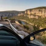 Dans quel sens faire les gorges de l’Ardèche : point de vue sur la D290 depuis Saint-Martin-d’Ardèche