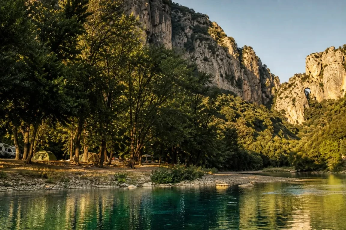 Camping rive d'arc au bord de l’Ardèche avec falaises et rivière