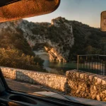 Itinéraire Ardèche : Pont d’Arc et gorges, route sinueuse au golden hour
