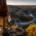 Le cirque des gens près de Ruoms : sentier, rivière et falaises