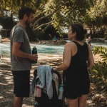 Parc aquatique Ardèche : famille près de la pataugeoire et toboggan