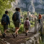 randonnee facile ardeche en famille : marche sur sentier près d’une rivière