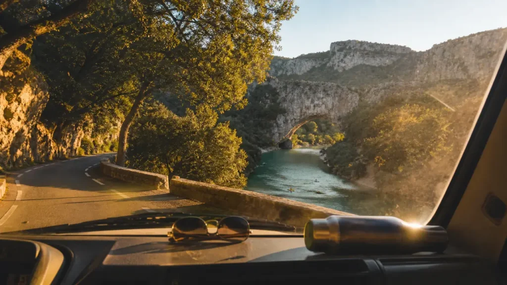 Road trip Ardèche : van sur route sinueuse près des falaises