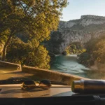 Road trip Ardèche : van sur route sinueuse près des falaises