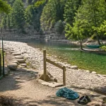 Camping ardeche acces riviere : chemin vers la rivière et baignade