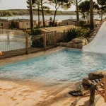 Camping Ardèche avec toboggan : enfants qui pataugent dans le bassin