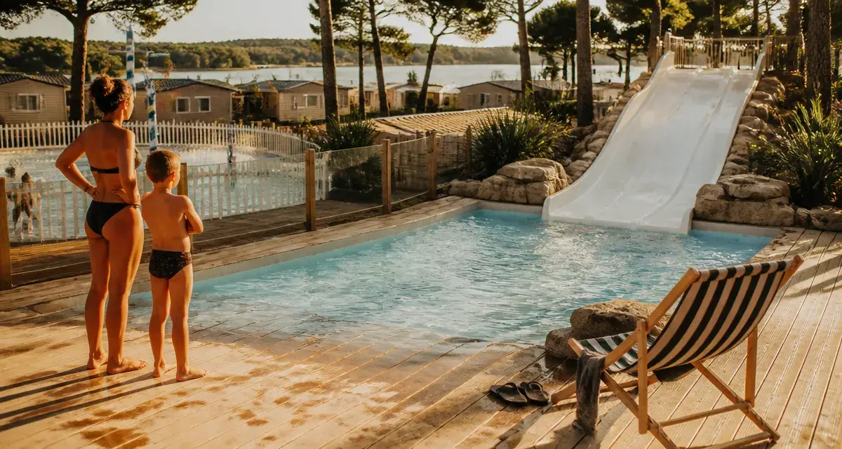 Camping Ardèche avec toboggan : enfants qui pataugent dans le bassin