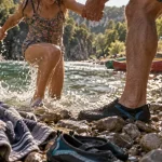 Camping famille Ardèche : rivière, chaussures d’eau et enfants