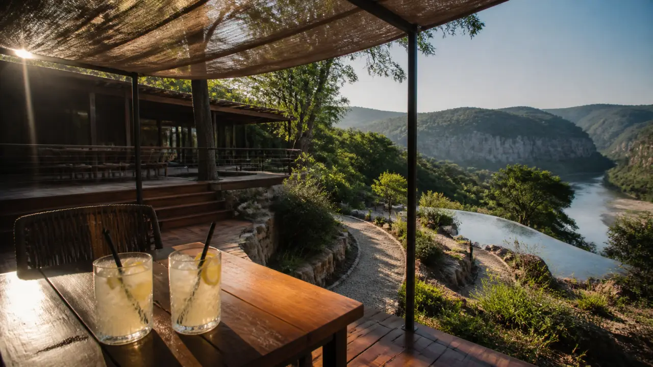 Camping luxe Ardèche : lodge, rivière et spa plein air