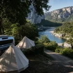 Camping nature ardeche : tentes près d’une rivière et gorges