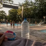 Camping avec piscine et toboggan : enfants dans la vraie baignade