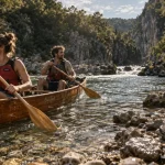 Canoe chassezac dans les gorges, eau claire et pagaies, gilets de sauvetage
