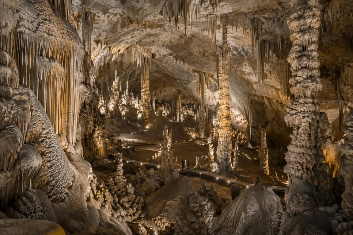 Grottes d’Ardèche : grandes salles et concrétions monumentales de l’Aven d’Orgnac