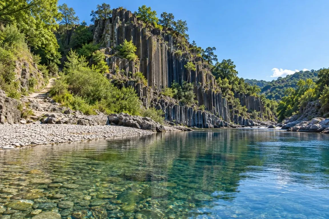 Plage de la Turbine à Jaujac au bord du Lignon et des coulées basaltiques