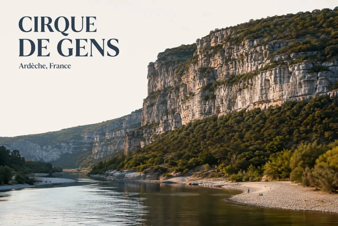 Plage du cirque de gens en Ardèche avec falaises calcaires et rivière