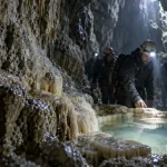 Grottes Ardèche : entrée de grotte, guide et visiteurs