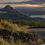 Haute Ardèche : route de montagne vers lac d’Issarlès et Mont Gerbier-de-Jonc