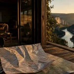 Location Ardèche vacances : vue sur gorges et rivière depuis une terrasse