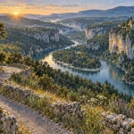 Paysage ardeche : gorges, belvédères et village au lever du jour
