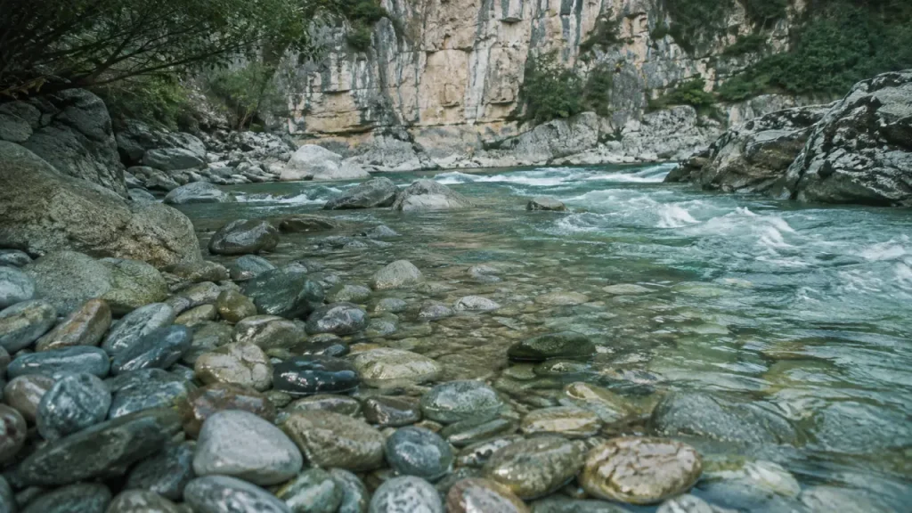 Plage du chassezac : eau claire turquoise et rochers