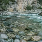 Plage du chassezac : eau claire turquoise et rochers