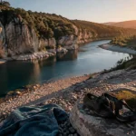 Plage du cirque de Gens : baignade naturelle sous falaises calcaires
