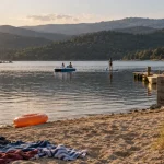 Plage du lac de villefort : baignade surveillée et activités nautiques, pédalo et paddle