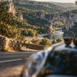 Visite Ardèche Sud : route près des gorges et du Pont d’Arc