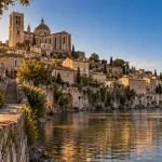Visiter viviers Ardèche : Rhône et ville haute vers la cathédrale Saint-Vincent