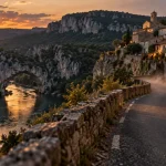 Voyage en Ardèche : route vers les gorges et villages, crépuscule