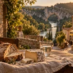 week end ardeche : ruelle du village vers la rivière, ambiance fin d’après-midi