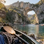 Activités a faire en ardeche : canoë dans les gorges, eau claire et falaises calcaires