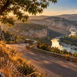 Ardèche Sehenswürdigkeiten : Pont d’Arc, gorges, route sinueuse en golden hour