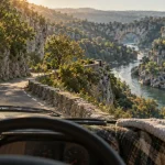 Ardèche touristique : route vers les gorges, Pont d’Arc flou