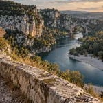 Incontournables ardeche : gorges de l’Ardèche et Pont d’Arc depuis un belvédère