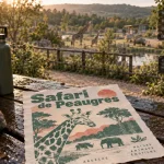 Que faire autour de Peaugres : affiche « Safari de Peaugres » sur un banc