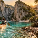 Que faire en Ardèche en été : canoë dans les gorges, eau turquoise et falaises