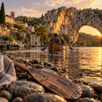 Vacances en Ardèche : aller en canoë vers les gorges, Pont d’Arc au bord de l’eau